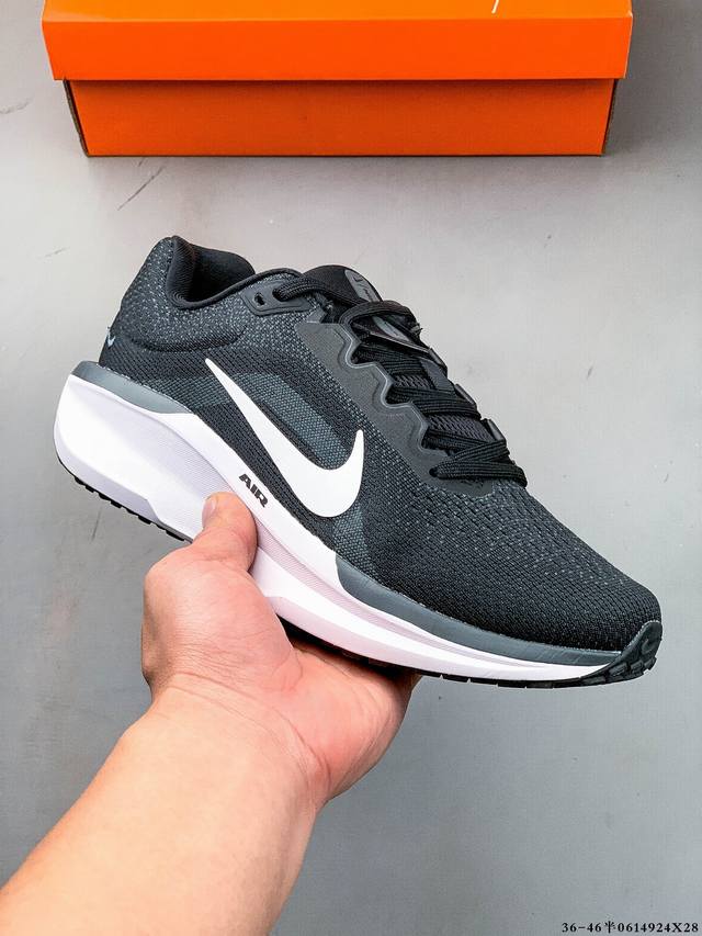 耐克Nike Zoom Winflo 11 登月W11轻质透气休闲运动跑步鞋。升级中底为Cushlon St，材质上更显得轻盈透气，耐磨性提高同时也使运动鞋在穿