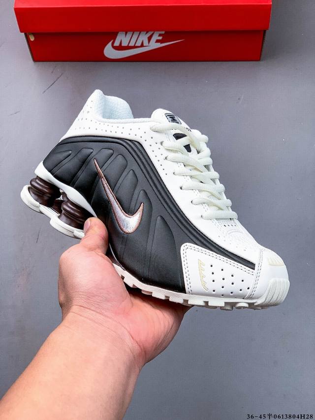 公司级！Nike Shox R4系列 耐克 低帮运动休闲气垫运动鞋 Nike Shox R4男子气柱运动鞋是21世纪早期经典款的焕新鞋款，沿用其未来感设计线条和