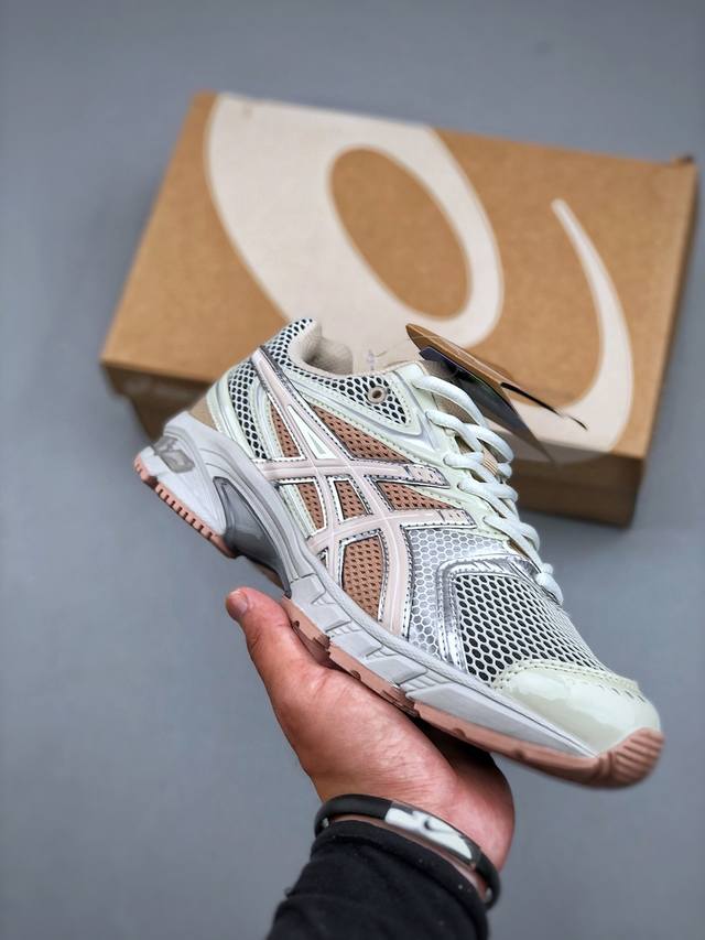Asics Gel-Ds Trainer 14 轻量疾速训练竞速运动跑步鞋整鞋轻量化设计，中底采用Flytefoam轻量缓冲材料，兼顾柔软脚感与能量回馈。Dyn