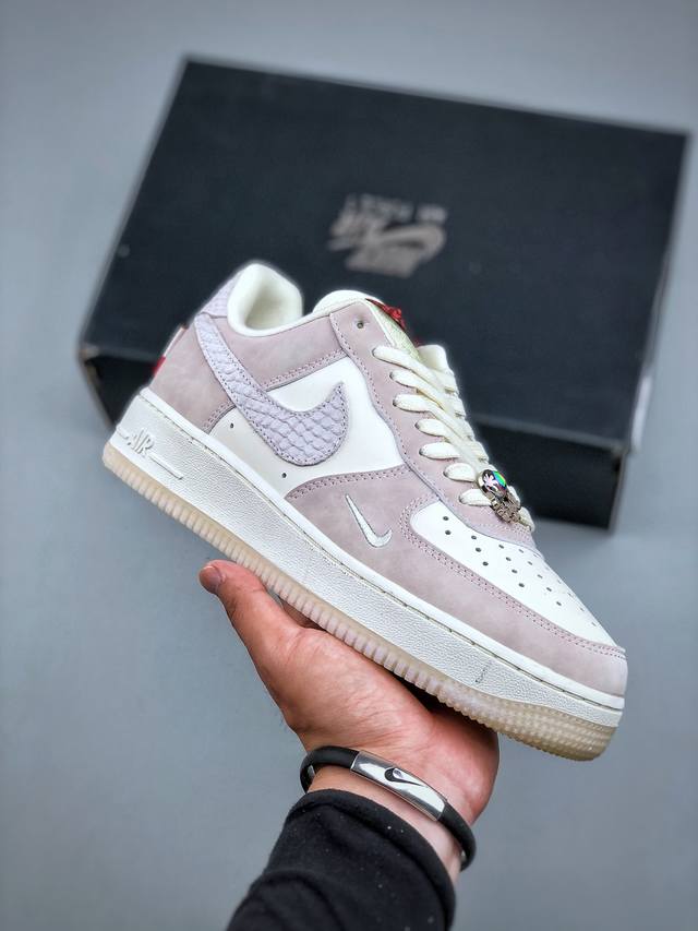 今日福利款 Nike Air Force 1 Low 龙年限定白紫 鞋面工整无皱褶 工艺超前市场水平 卡色完美同步公司版本#后跟港宝细节 调试比对原版 两个码段
