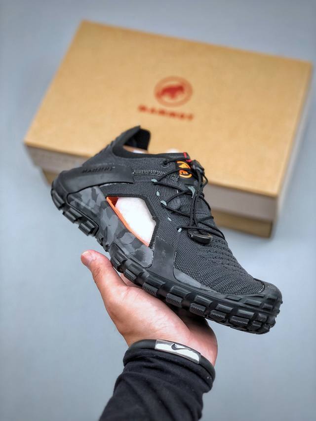 Mammut Hueco Knitii Low 猛犸象凉鞋 Mammut是高山运动、登山和户外运动装备品牌，其产品以可靠的质量和创新的设计领导着世界潮流，Mam