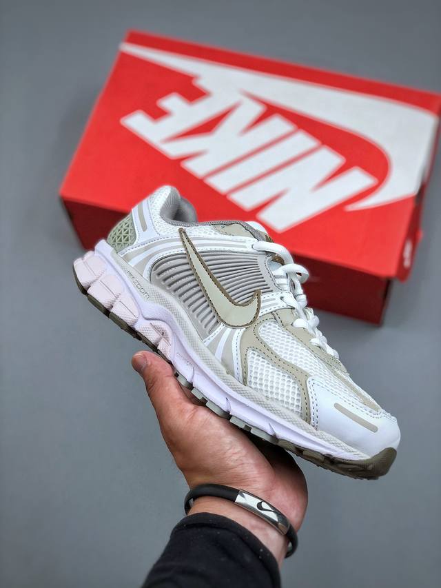 Nike Zoom Vomero 5 佛莫罗5代系列经典复古运动慢跑鞋 白灰色 Fj2028 107 尺码：36-45 半