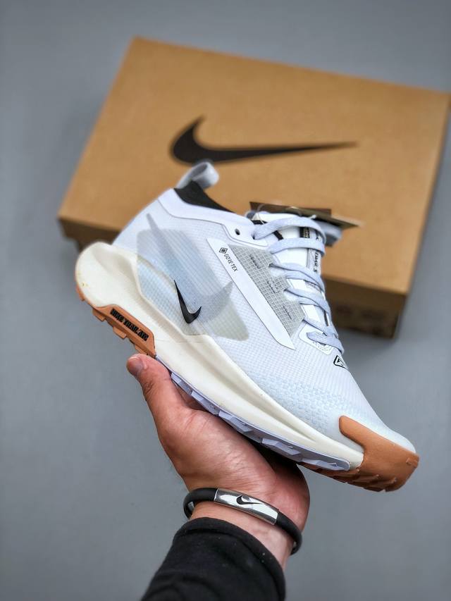 Nike Reactx Pegasus Trail 5 Next Nature 越野跑步鞋登月兼顾迅疾外观和稳固脚感 后跟覆面和中足动态支撑巧妙融合 缔造稳定顺