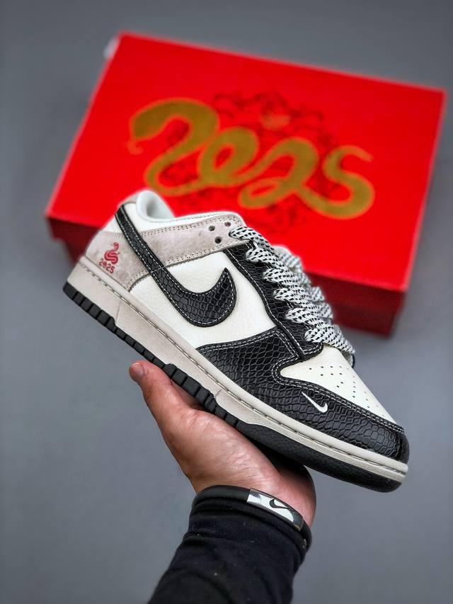 蛇年限量发售！蛇年先行者公司级 Sb Dunk Low 个性的设计风格以及品牌的经典元素 使其成为一双具有独特身份和价值的鞋子 清新而立体的外观加上联名标识更突