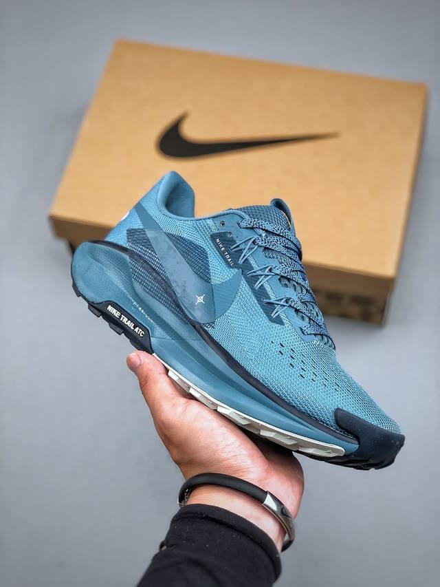 Nike Reactx Pegasus Trail 5 Gtx 越野跑步鞋登月兼顾迅疾外观和稳固脚感 后跟覆面和中足动态支撑巧妙融合 缔造稳定顺畅的迈步体验官方