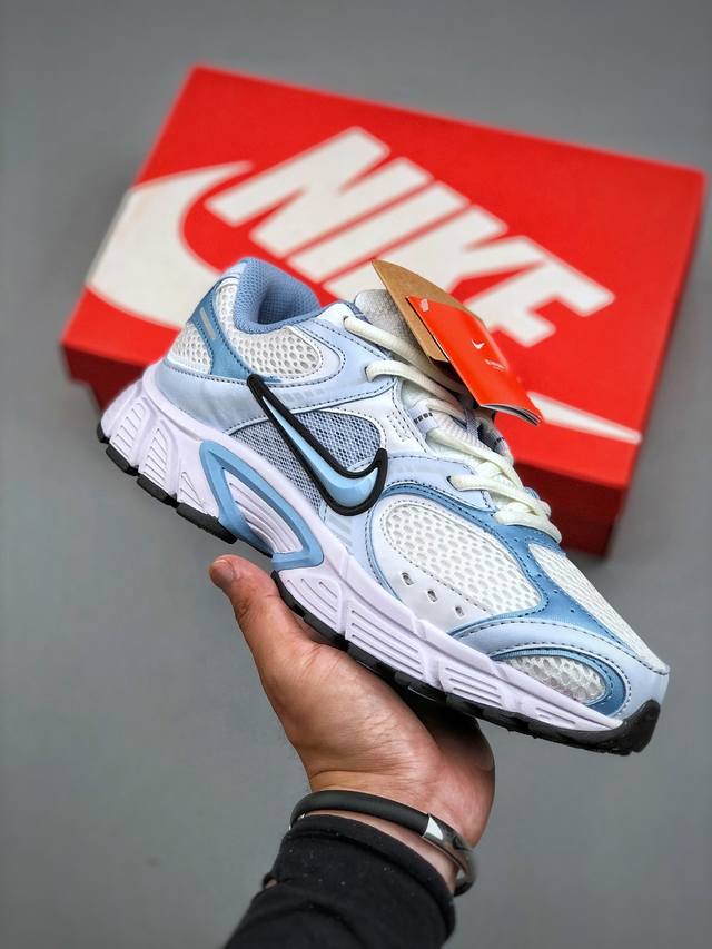Nike V5 Rnr 舒适百搭防滑耐磨低帮跑步鞋 舒适有型适合日常穿着 该鞋款延续千禧年经典设计搭载泡绵中底 厚实而轻盈匠心细节巧搭立体耐克勾标志焕新演绎复古