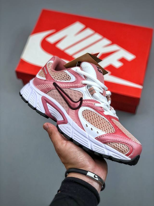 Nike V5 Rnr 舒适百搭防滑耐磨低帮跑步鞋 舒适有型适合日常穿着 该鞋款延续千禧年经典设计搭载泡绵中底 厚实而轻盈匠心细节巧搭立体耐克勾标志焕新演绎复古