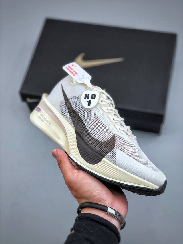 纯原 Nike Zoomx Vaporfly Next% 4 马拉松系列公路竞速超轻缓震跑步鞋 Hv6107 100 #鞋款轻盈，同时保持出色性能表现。此鞋款质