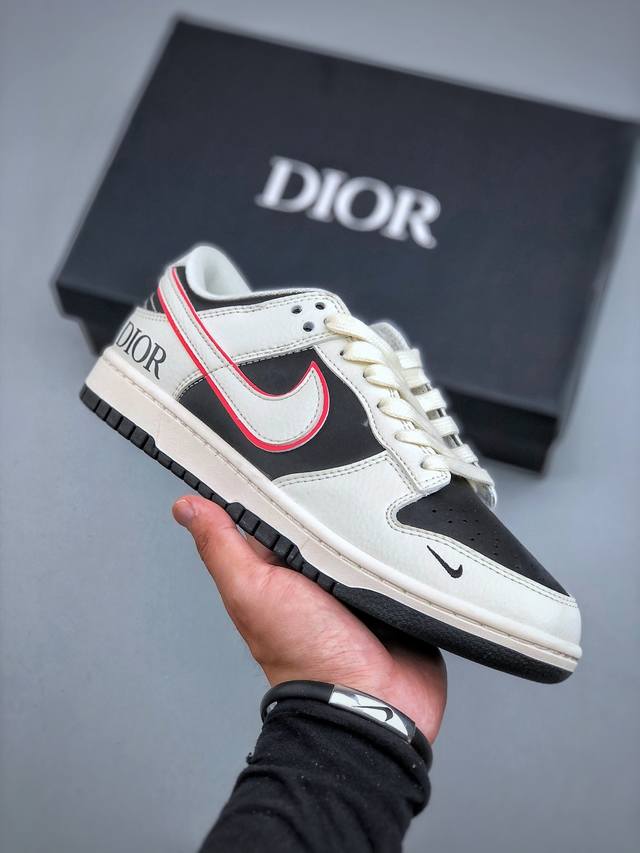 Nike Sb Dunk Low X Dior 米黑小勾公司级出品 极力推荐原装头层材料 独家版型蒸餾加工帶來的是更好的视觉和脚感体验大厂纯原品质出货 清洁度
