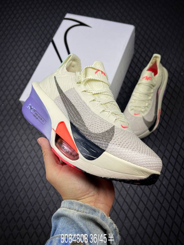 B 公司级新品发布 Nike Air Zoom Alphafly Next%3 Proto整体采用前作的设计语言，并且对后者的细节进行升级，马拉松和长距离路跑的