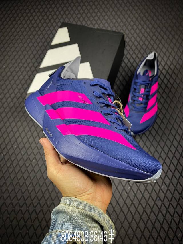 B Adidas Adizero Pro 4 M 全掌碳板 阿迪超轻透气缓震跑鞋 整体外观造型与Adizero Adios Pro Evo 1非常相似 中底配置