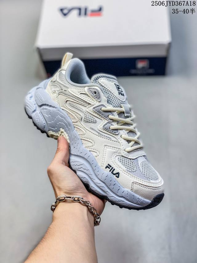 Fila Fusion斐乐潮牌防滑耐磨休闲百搭 低帮老爹鞋，大底采用山峦起伏的设计概念，鞋底上棱形的结构意为雪山上晶莹剔透的水晶。外观设计本季迭代主要在帮面用不
