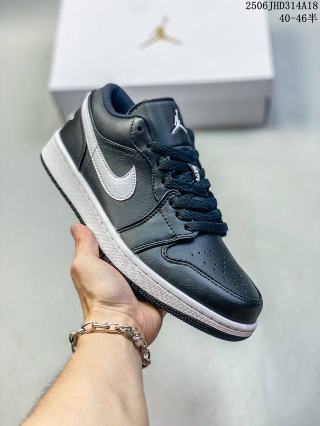乔丹Air Jordan 1 Low “Shattered Backboard” 低帮黑士武 配方色案黑白 色调的典经搭配非亮常眼。 缝方线式现呈经典的飞翼 L