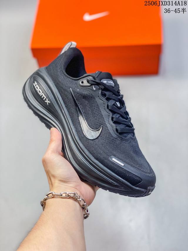 耐克Nike Vomero Plus 舒适减震防滑低帮跑步鞋 全掌Reactx泡绵中底 前掌和后跟还配备了Air Zoom气垫单元 据说跑起来更快更舒适哦 这次