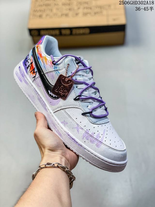 公司级Nike Court Vision 1 Low“幻影十字架” 手绘涂鸦定制板鞋 幻影十字架常作为一种印花图案出现，具有独特的视觉效果。将幻影十字架与梵文、