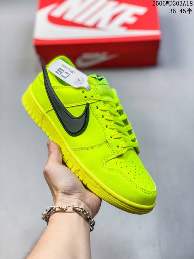 福利套现特价 耐克Nike Sb Dunk Low Sb 系列扣篮系列复古低帮休闲运动滑板板鞋。采用脚感柔软舒适Zoomair气垫，有效吸 收滑板等极限运动在落