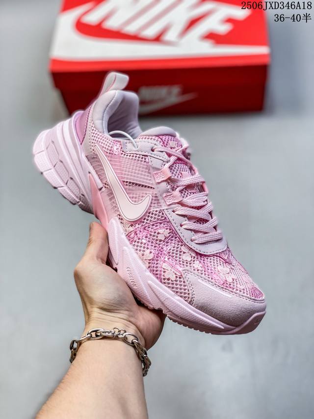 Nike V2K Runtekk 减震防滑低帮 复古老爹鞋跑步鞋 鞋款被命名为 Runtekk 设计上借鉴了 2000 年的跑鞋风格 配色上以金属银为主调 简练