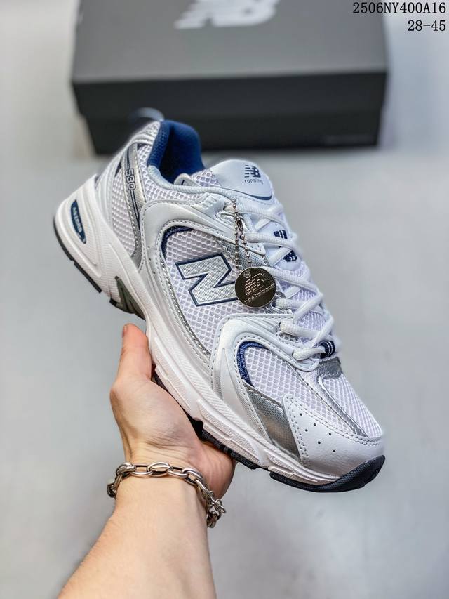 亲子鞋童鞋 New Balance 530 复古跑鞋 这双鞋确实是Nb家经典复古款式之一，以全新科技诠释，成功打造530鞋款，鞋面在保持530基本线条和片层结构