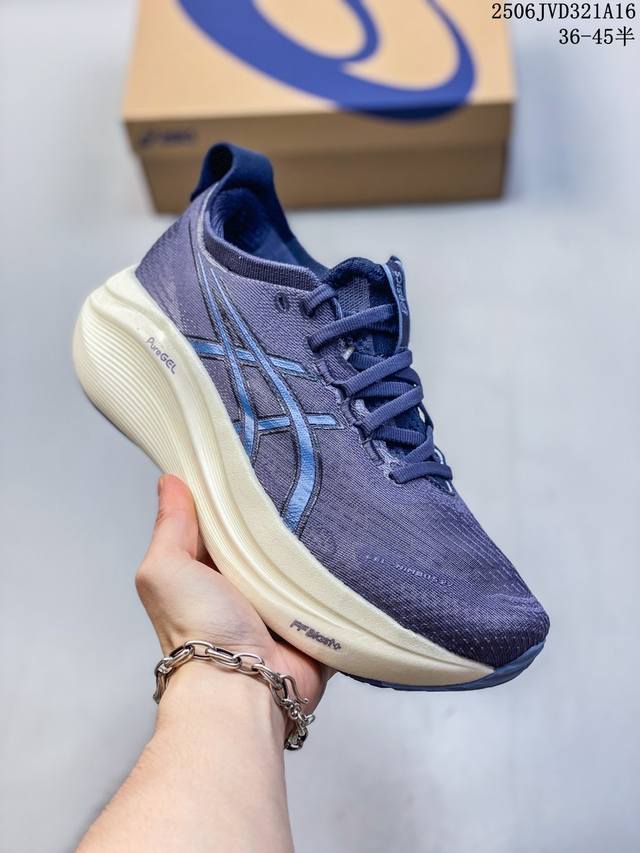 公司级Asics 亚瑟士Gel-Nimbus 26稳定跑鞋鞋面采用双层提花网面设计，提高包裹性和透气性，后跟搭载稳定系统科技T-Gel提升整体支撑力和结构感，减