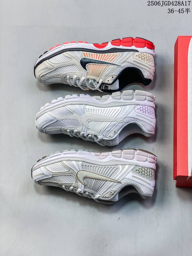 耐克 Nike Zoom Vomero 5 运动鞋休闲训练跑步鞋 Nike Zoom Vomero 5 男女运动鞋妥帖包覆足部，提供透气支撑效果。耐穿材料组合设