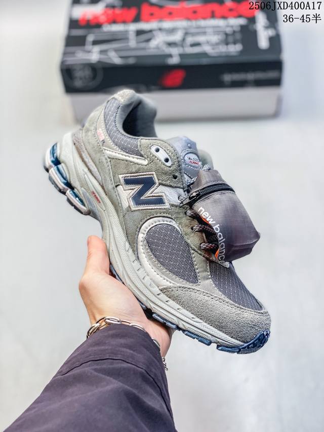 New Balance 2002R 跑鞋 沿袭了面世之初的经典科技，以 Encap 中底配以升级版 N-Ergy 缓震物料。鞋面则采用特色的柔软麂皮搭以 New