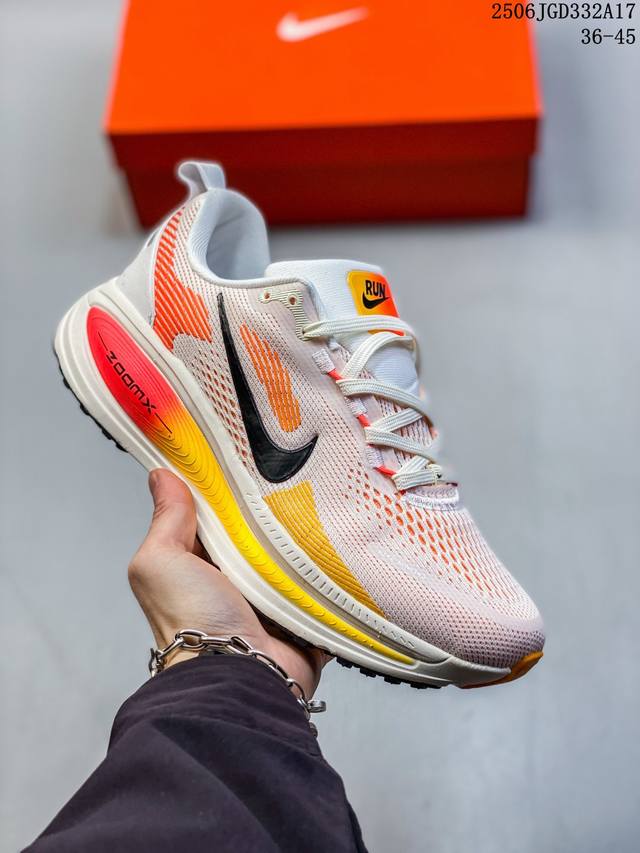 Nike 耐克 佛莫罗18代系列 升级原楦原数据开发纸版，采用科技织法轻盈织物合成鞋面材质，足底搭载 Zoomx 缓震配置，Cushlon 3.0混合泡棉中底缓