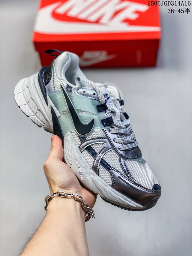 真标耐克Nike V2K Run跑步鞋复古风潮 网面透气运动鞋 灰银紧致的鞋面材质提供良好的包裹性鞋侧 Swoosh以及鞋头部分搭配增添不少亮点的镀铬细节鞋垫上