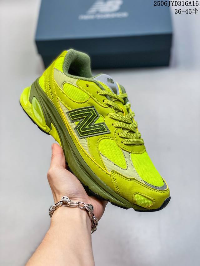 New Balance 新百伦 男女鞋真标半码制，升级原楦原纸版开发版型，采用猪巴革拼接透气网眼衬垫织物鞋面材质，T-Beam大底提供足步弓支撑,保持步态稳定，