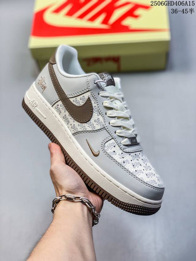 海外限量发售！公司级Nike Air Force 1 '07 Low “斯图西联名 印花棕勾”空军一号 低帮 运动鞋 休闲鞋 折边针车 工艺难度大 原楦头原纸板