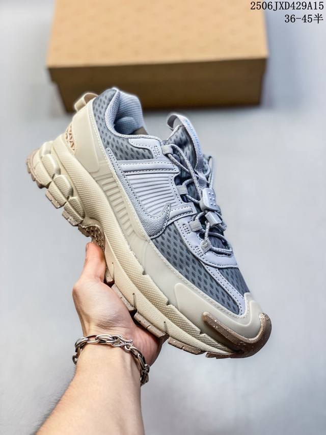 公司级耐克Nike Zoom Vomero Roam 马拉松复古跑五代休闲运动慢跑鞋 采用环保纤维革饰片组合网眼布鞋面材质 升级正确后跟Tpu加固 耐弯折热塑框