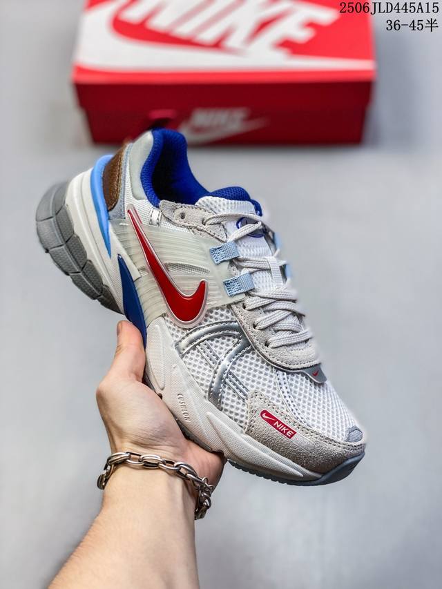公司级Nike V2K Run跑步鞋复古风潮 网面透气运动鞋 灰银紧致的鞋面材质提供良好的包裹性鞋侧 Swoosh以及鞋头部分搭配增添不少亮点的镀铬细节鞋垫上印