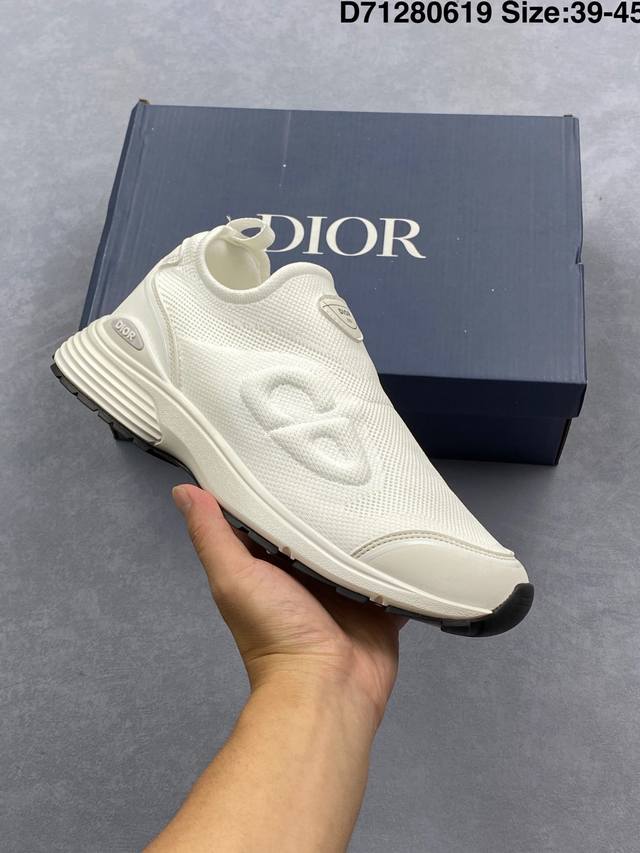 Dior 迪奥网眼织物低帮运动休闲鞋 该款系列采用黑网色眼织物白和色科技料面精心制 作图形标志 外格轻盈的刻雕效果橡胶鞋搭底配标志性点的缀提升格调 内弹部力细节