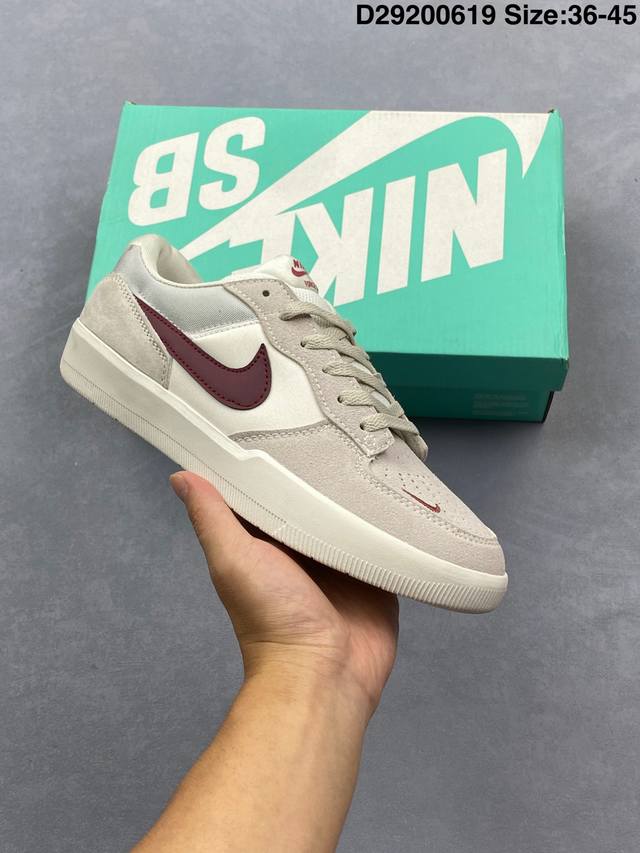 耐克Nike Sb Force 58低帮休闲板鞋是一款将前沿创新带入街头的单品 它具有硫化杯底 具有出色的耐用性和灵活性 使用帆布和绒面革 在饰面上放置通风口