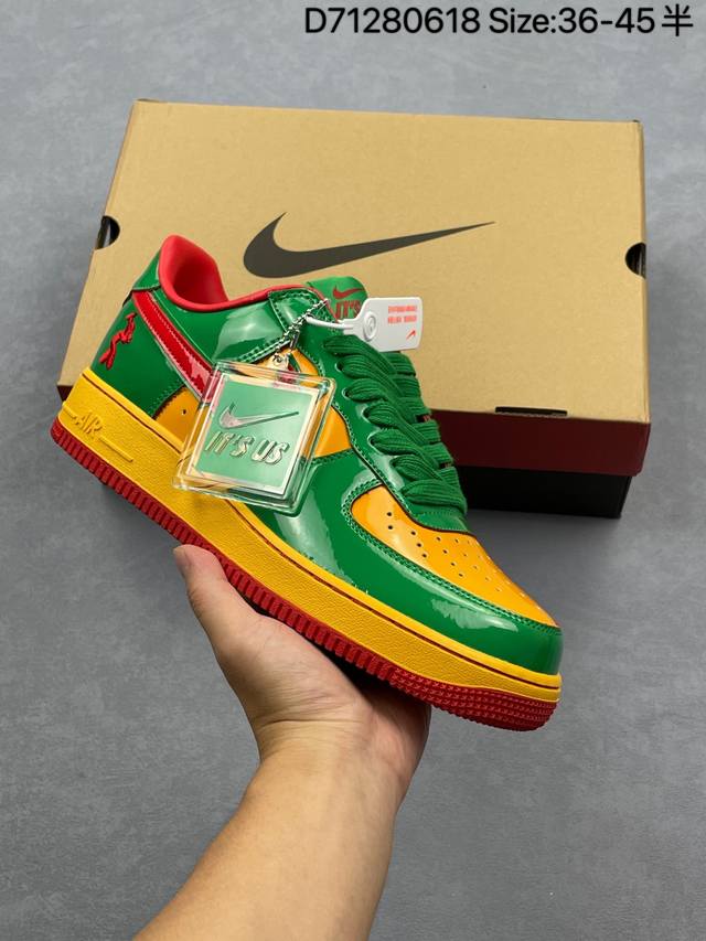 公司级 Lil Yachty X Nk Air Force 1 Low 空军一号联名绿金红 Ih4383-300 鞋身通体采用漆皮材质打造，配色方面也一改初代的