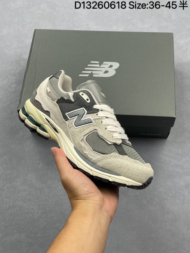 New Balance 2002R 新百伦经典配色 沿袭了面世之初的经典科技，以Encap中底配以升级版N-Ergy缓震物料。鞋面则采用特色的柔软麂皮搭以New