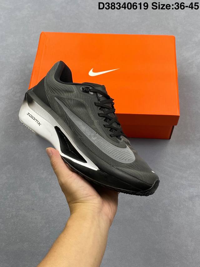 Nike耐克 Zoom Fly 6 马拉松运动缓震跑步鞋！ 保留经典马拉松鞋款造型双层材质鞋面飞线编织 网纱附面 兼顾包裹感以及透气性带来最佳的专业级跑鞋体验！