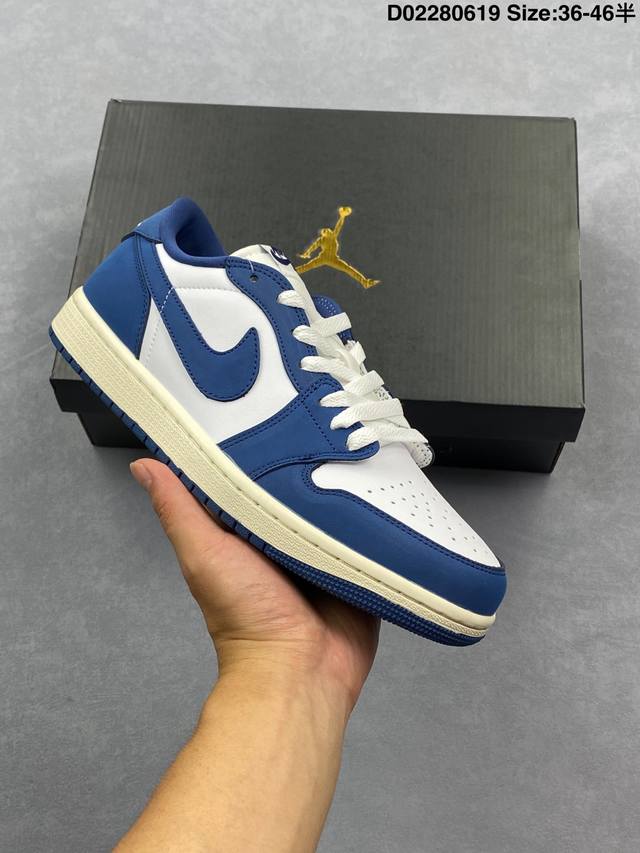 乔丹Air Jordan 1 Low 低帮复古文化休闲运动篮球鞋。该鞋款从 1985 年元年款汲取设计灵感，焕新演绎简约经典外观，让人感到熟悉的同时又颇具新意。