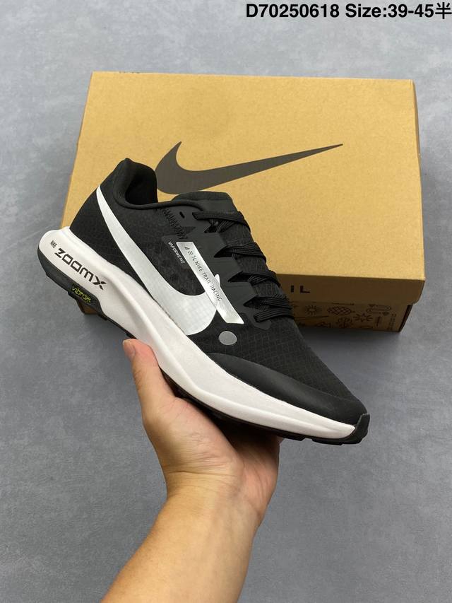 新品 耐克 Nike Zoomx Ultrafly Trail 越野竞速跑步鞋 训练鞋 男款运动鞋。这款越野竞速跑步鞋将竞速设计与优质性能巧妙结合，助你彰显个人
