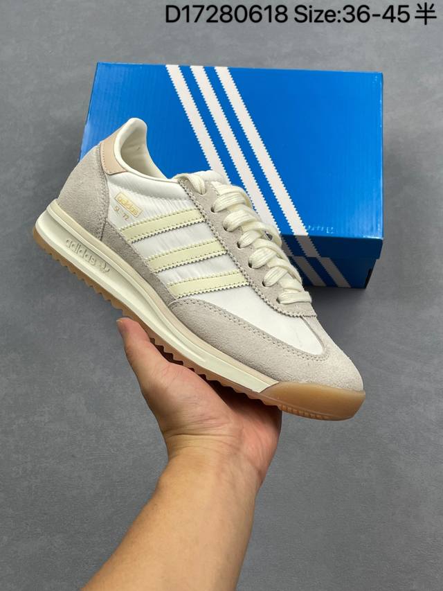 公司级 Ad Originals Sl 72 Rs 阿迪经典复古慢跑鞋 #鞋款采用舒爽尼龙鞋面、绒面革饰面和皮革细节等设计。与此同时，搭载着 Ecotex 鞋舌