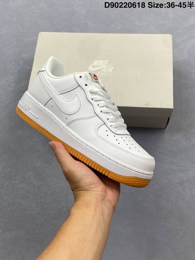 耐克Nike Air Force 7 空军一号低帮百搭休闲运动板鞋。柔软、弹性十足的缓震性能和出色的中底设计，横跨复古与现代的外型结合，造就出风靡全球三十多年的