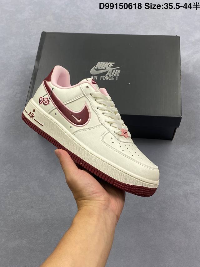 真标耐克Nike Air Force 7 空军一号低帮百搭休闲运动板鞋。柔软、弹性十足的缓震性能和出色的中底设计，横跨复古与现代的外型结合，造就出风靡全球三十多