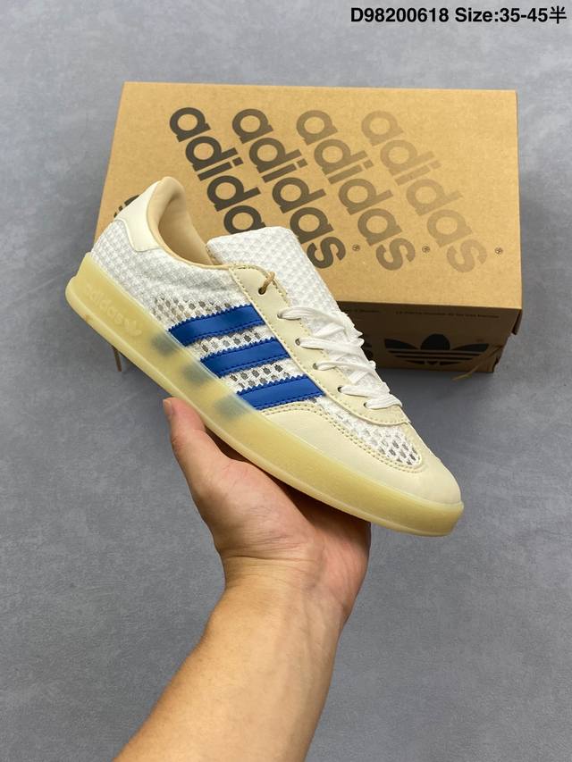 阿迪达斯 Adidas Originals Gazelle Indoor复古三叶草防滑透明橡胶板鞋经典运动鞋。这款经典鞋,忠于原版设计,缀撞色三条纹和鞋跟饰片。