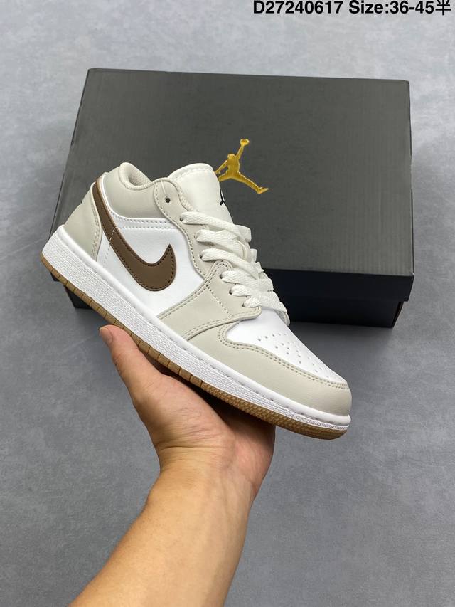 灰白蓝 Aj1 乔丹1代 Aj1 乔1 低邦 白灰蓝 男女同款 乔丹篮球鞋系列 鞋身整体以米白色皮革打造，搭配灰色皮革框架覆盖层，清爽又不失个性；鞋身两侧Swo