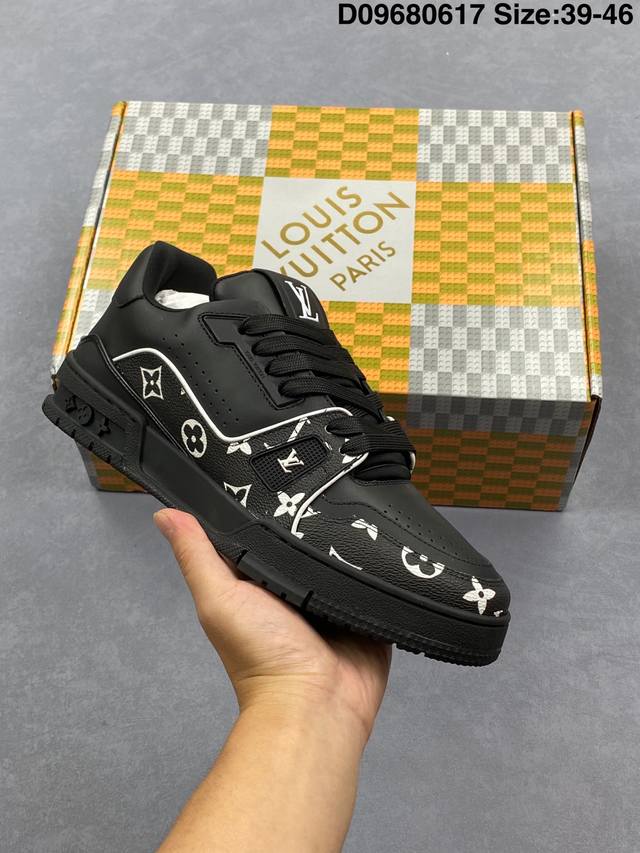 路易威登 Louis Vuitton Lv路易威登板鞋 时尚运动鞋潮厚底增高男女鞋。舒适防滑底和百搭性霸屏整个时尚娱乐圈，细节调整完美主义！采用柔软皮革帆布拼接