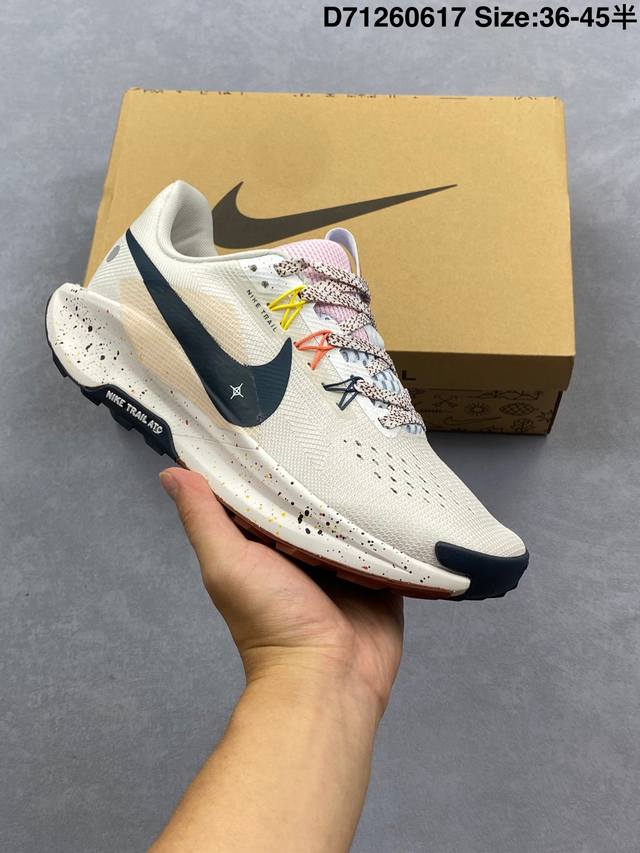 公司级Nike Reactx Pegasus Trail 5 Gtx 越野跑步鞋 登月兼顾迅疾外观和稳固脚感 后跟覆面和中足动态支撑巧妙融合 缔造稳定顺畅的迈步