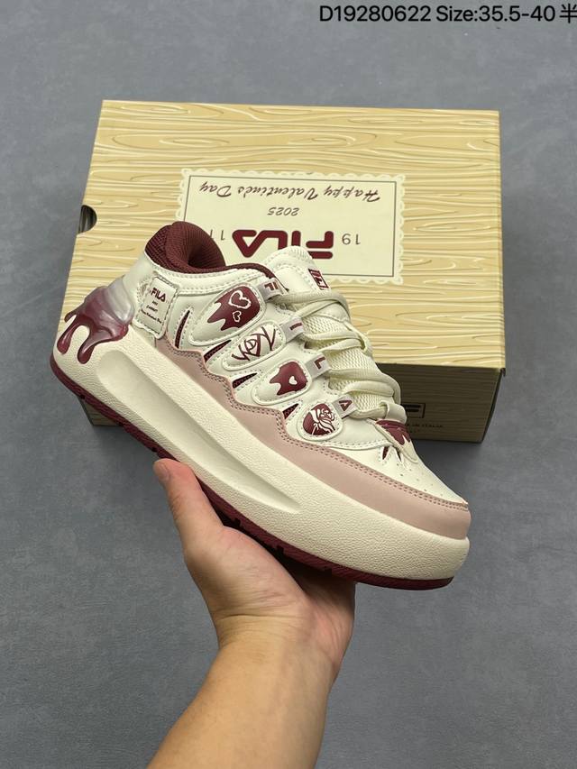公司级Fila斐乐 Pease 豌豆鞋 时尚舒适百搭 防滑耐磨 低帮生活休闲鞋 鞋面设计理念源自于历史篮球鞋款 Smash 从其复古鞋面提炼元素 结合板鞋鞋底做