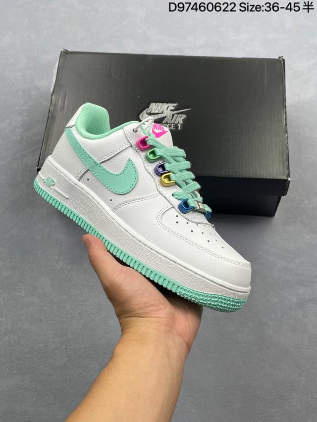 耐克Nike Air Force 1“07空军一号低帮百搭休闲运动板鞋。柔软、弹性十足的缓震性能和出色的中底设计，横跨复古与现代的外型结合，造就出风靡全球三十多