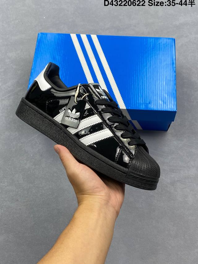 Ad Originals Superstar 经典复古贝壳头板鞋 Jh7756 诞生于1969年 是第一双将全皮面鞋 身与橡胶鞋头结合在一起的低帮篮球鞋 Sup