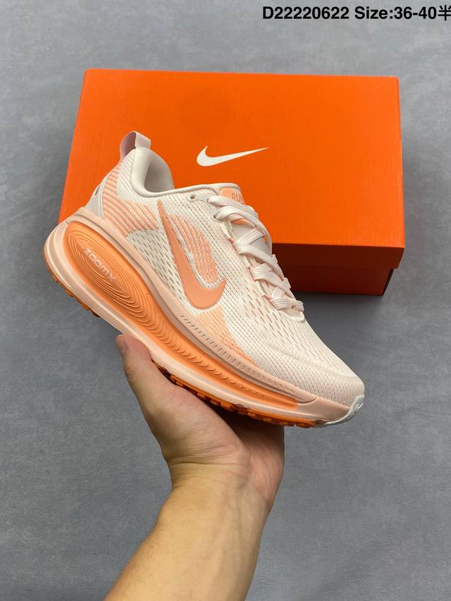 真标Nike Vomero 18 耐克 舒适减震防滑 低帮跑步鞋 全掌Reactx泡绵中底 前掌和后跟还配备了Air Zoom气垫单元 据说跑起来更快更舒适哦