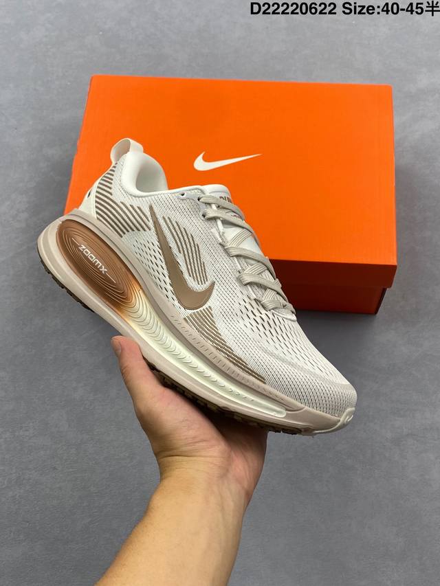 真标Nike Vomero 18 耐克 舒适减震防滑 低帮跑步鞋 全掌Reactx泡绵中底 前掌和后跟还配备了Air Zoom气垫单元 据说跑起来更快更舒适哦